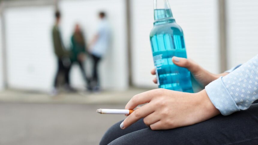 Cadru didactic rănit la spital după ce a intervenit pentru a opri un elev să fumeze în școală 1 profesor la spital dupa ce a fost lovit de un elev caruia i a atras atentia ca nu are voie sa fumeze in incinta scolii 68c1637b8eda8