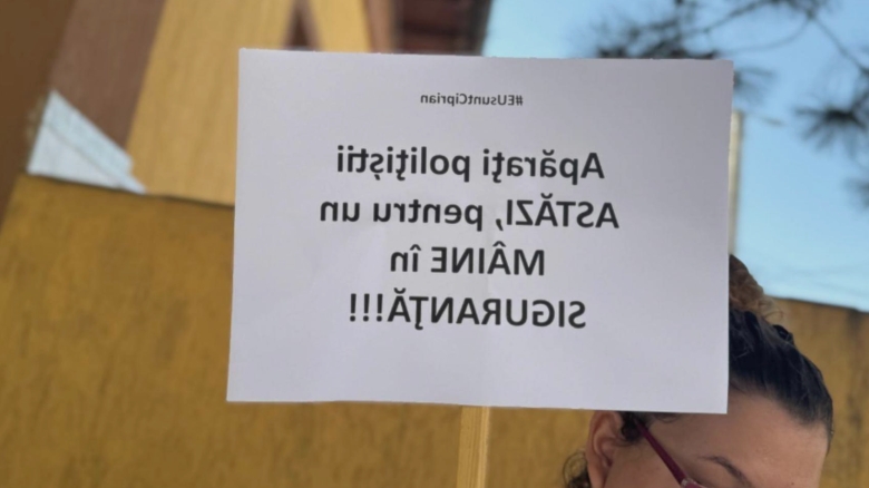 Polițiștii din Tulcea ies în stradă pentru a cere siguranță și implicare, după ce un coleg a fost agresat brutal în timpul unei misiuni 1 protest al politistilor tulceni dupa ce un coleg de al lor a fost snopit in bataie in timpul unei misiuni vrem siguranta vrem implicare foto 68b94497c03b2