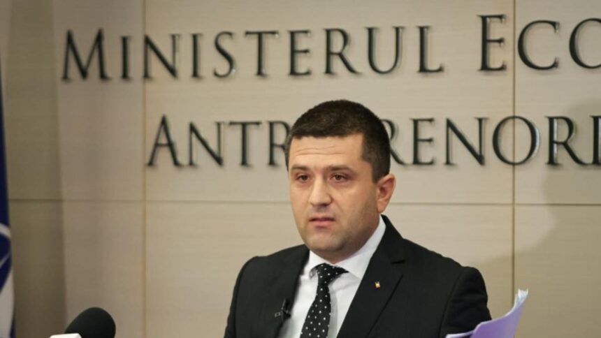 Miting de amploare în fața biroului ministrului Economiei: cetățenii nemulțumiți îi solicită explicații lui Radu Miruță 1 protest urias la usa ministrului rezist al economiei oamenii revoltati ii cer socoteala lui radu miruta 68d3de0312fc7