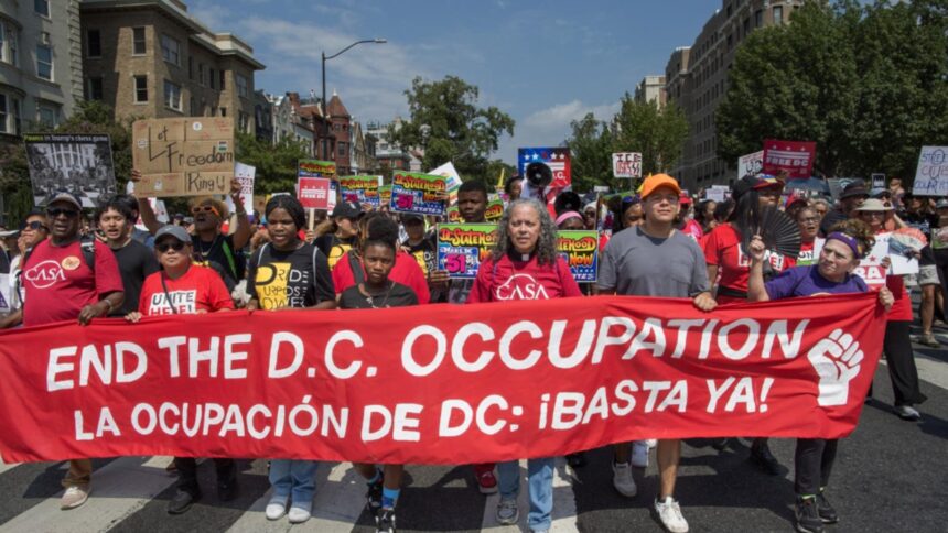 Mii de oameni ies în stradă la Washington împotriva lui Trump, nemulțumiți de desfășurarea trupelor în capitala SUA 1 proteste masive anti trump in washington oamenii sunt revoltati fata de trimiterea trupelor in capitala sua 68bf1d7e10670