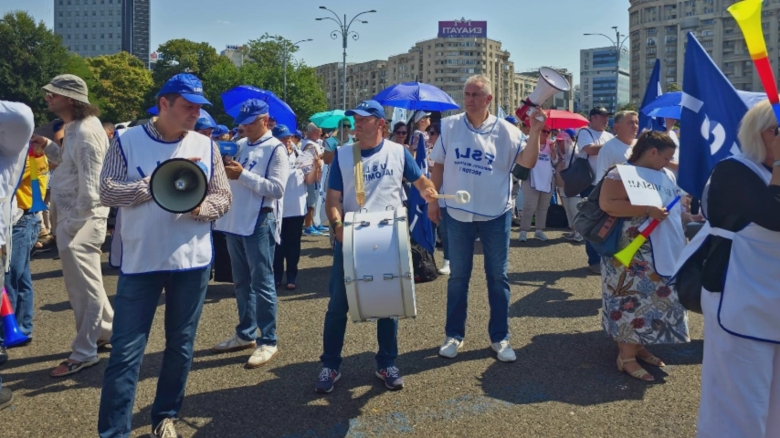 Protestele cadrelor didactice amenință să blocheze începutul anului școlar. Premierul Bolojan, reacție surprinzătoare: "Nu sunt argumente fundamentale." 1 protestele profesorilor risca sa paralizeze activitatea noului an scolar premierul bolojan reactie halucinanta nu exista motive reale 68b92747e6697
