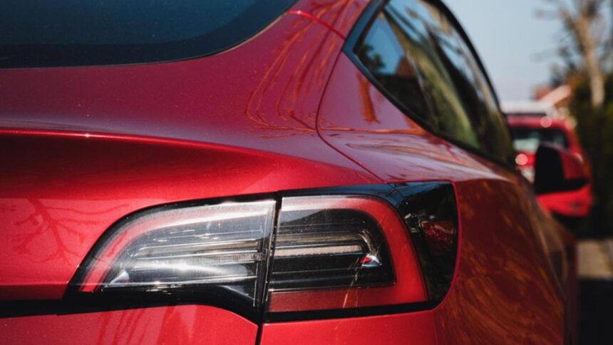 Tragedie teribilă pentru o familie cu doi copii: au pierit în flăcări într-o mașină Tesla, după ce ușile s-au blocat în urma unui accident rutier 1 sfarsit cumplit pentru o familie cu doi copii au ars de vii intr o masina tesla in urma unui accident rutier dupa ce usile au ramas blocate 68ccfb92ea891