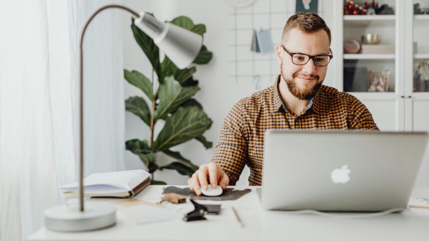 Ghidul esențial pentru sănătatea coloanei și articulațiilor în fața ecranului: recomandările experților 1 sfaturi pentru a ti proteja coloana si articulatiile atunci cand stai la calculator ce recomanda specialistii 68c26688b3532