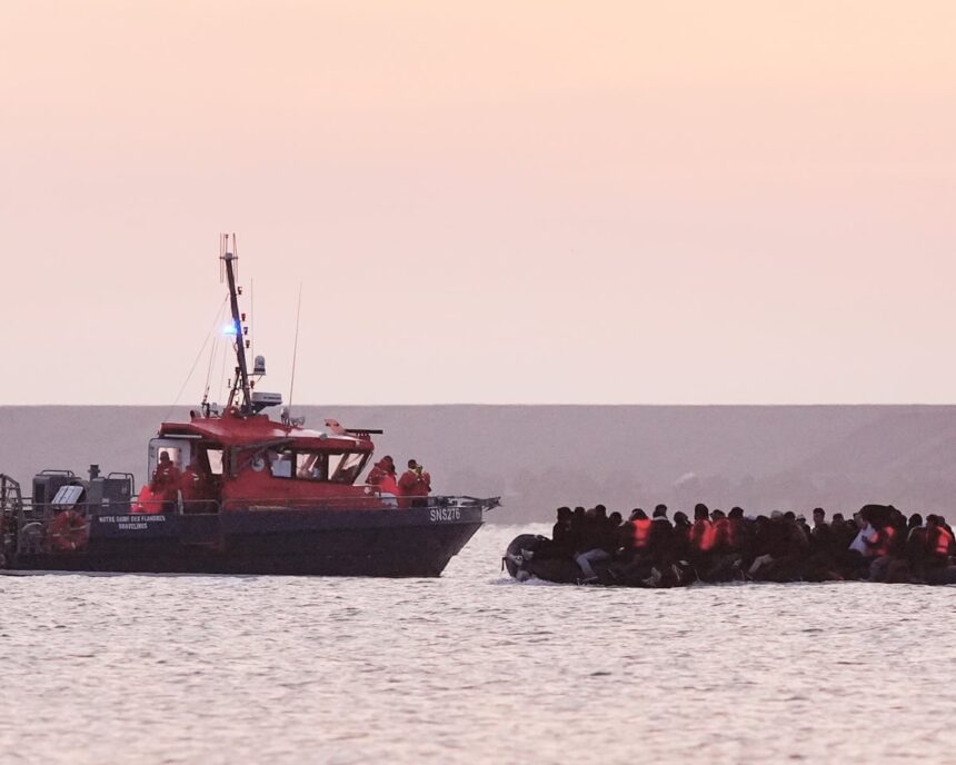Afișe de avertizare pe plajele franceze împotriva tentativei de a ajunge în Regatul Unit 1 signs near french beaches to warn against trying to reach uk 68c115a29b183