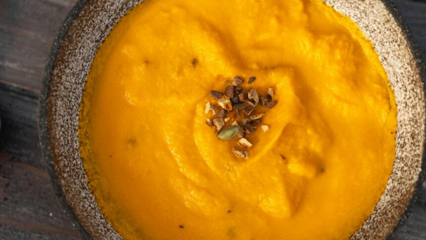 Deliciu de supă-cremă cu dovleac și năut: o alegere savuroasă și hrănitoare pentru iarna aceasta! Descoperă beneficiile sale! 1 supa crema de dovleac cu naut gustoasa consistenta si foarte sanatoasa de ce este recomandata in sezonul rece 68db8ca50cb35