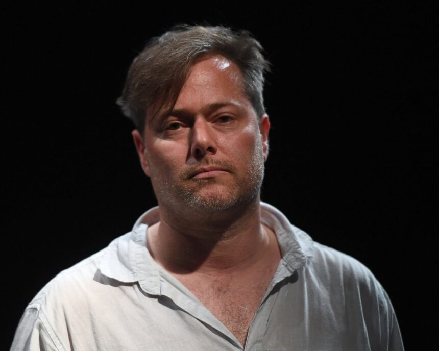 Regizorul elvețian acuzat că ar trebui să retragă o carte în care un politician austriac este acuzat de batjocorirea victimelor Holocaustului 1 swiss theatre director told to withdraw book alleging austrian politician mocked holocaust victims 68cd849a7e796