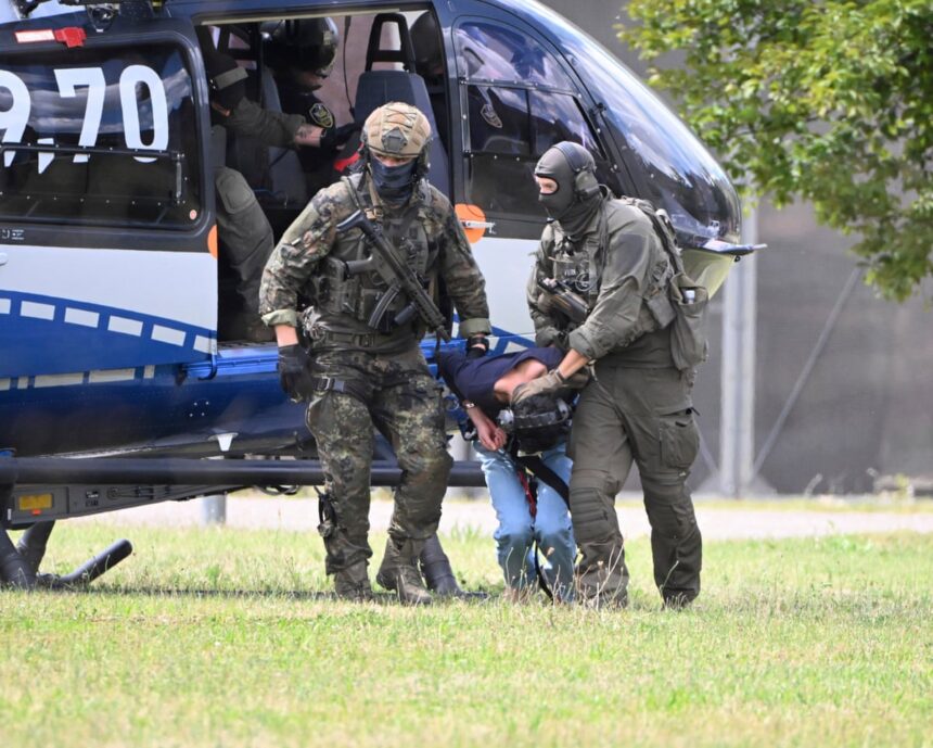 Bărbat sirian condamnat la închisoare pe viață pentru înjunghieri în orașul german Solingen 1 syrian man gets life imprisonment for stabbings in german city of solingen 68c1a6b885d41