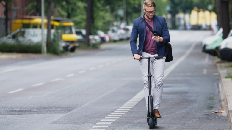 Tânăr de 22 de ani, sub anchetă, după ce a provocat decesul unei femei pe trecerea de pietoni cu trotineta 1 tanar de 22 de ani cercetat dupa ce a lovit mortal o femeie cu trotineta pe trecerea de pietoni 68b70086a732c