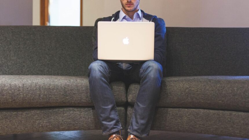 Tânăr de 23 de ani, suspectat de furtul și distribuirea imaginilor intime ale unor tinere pe platforme pentru adulți, inclusiv ale unor minore 1 tanar de 23 ani acuzat ca a furat si distribuit poze ale unor tinere pe site uri pentru adulti printre victime se numara si minore 68ca9767a8ae8