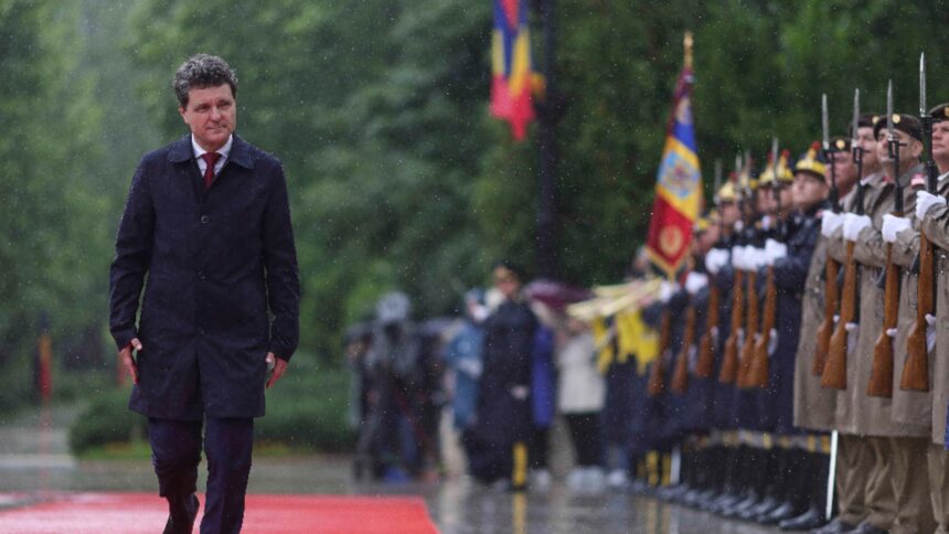 Într-o țară în flăcări, Nicușor Dan își îmbunătățește locuința din Cotroceni cu un buget de aproape 500.000 de euro 1 tara arde nicusor dan isi repara gardul la cotroceni costurile ajung la aproape jumatat de milion de euro 68ceeb41213f0