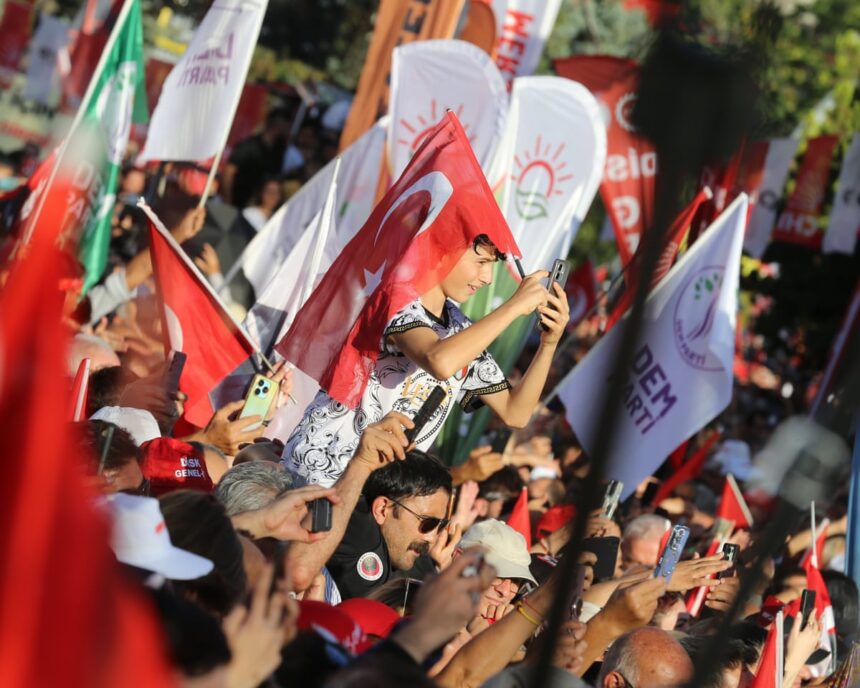 Zeci de mii de oameni ies în stradă la Ankara pentru a contesta represiunea legală asupra opoziției turce 1 tens of thousands protest in ankara against legal crackdown on turkish opposition 68c6fda61b9b3