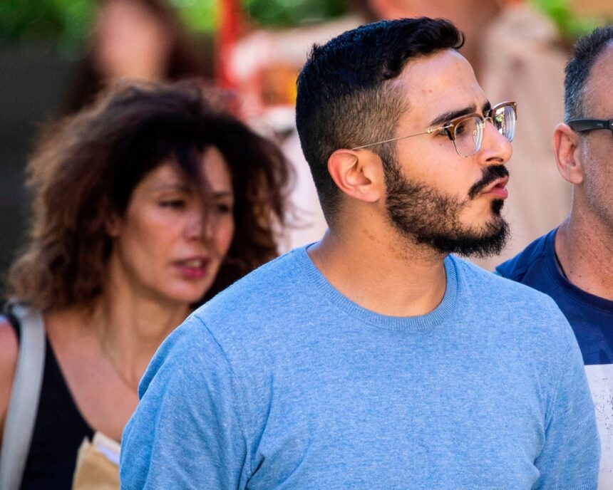 Shimon Hayut, cunoscut sub numele de „Escrocul de pe Tinder”, a fost prins în Georgia la cererea Interpolului 1 tinder swindler shimon hayut arrested in georgia on interpol request 68c83fe8f4211