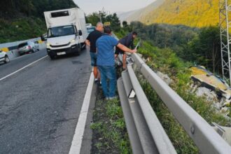 tir cazut intr o rapa de 15 metri la posada mastodontul a picat in gol soferul a iesit fara nicio zgarietura foto 68b6936710ed6