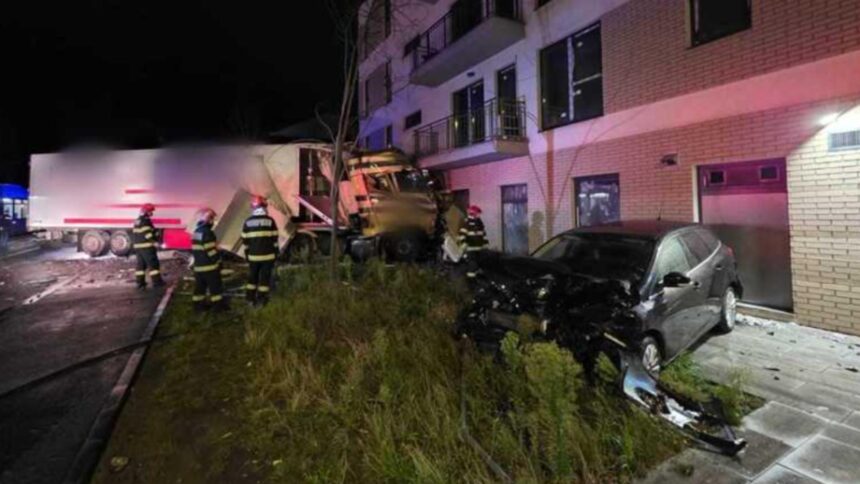 TIR-ul necontrolat provoacă haos la Cluj: impact devastator cu două autoturisme parcate și un stâlp, urmat de coliziunea cu o clădire 1 tir scapat de sub control la cluj a lovit doua masini parcate si un stalp apoi s a izbit de o cladire 68c25ae948abb