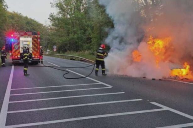 trafic blocat pe dn 17 in judetul suceava o masina a luat foc in mers doi tineri s au salvat in ultimul moment 68b9cd9f84216