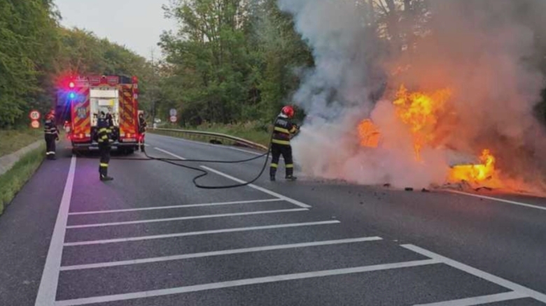 DN 17, Suceava: Traficul paralizat după ce o mașină a izbucnit în flăcări; doi tineri au evadat în ultimul ceas 1 trafic blocat pe dn 17 in judetul suceava o masina a luat foc in mers doi tineri s au salvat in ultimul moment 68b9cd9f84216