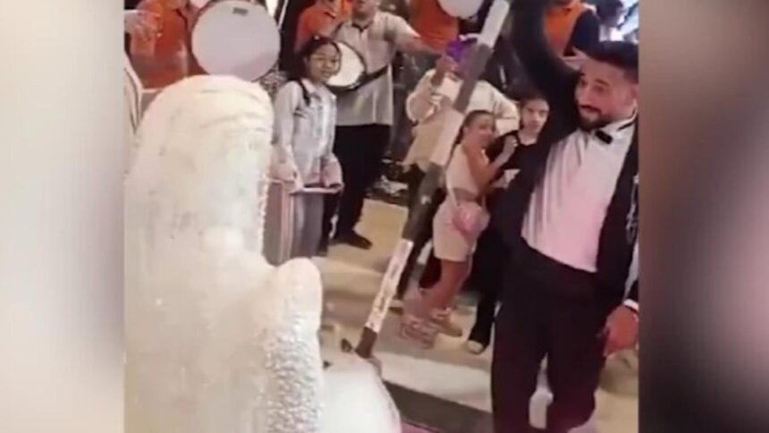 Dramă cutremurătoare: mirele s-a prăbușit pe ringul de dans, în brațele soției sale 1 tragedie fara precedent mire mort pe ringul de dans barbatul s a prabusit in bratele sotiei 68da399a62f85