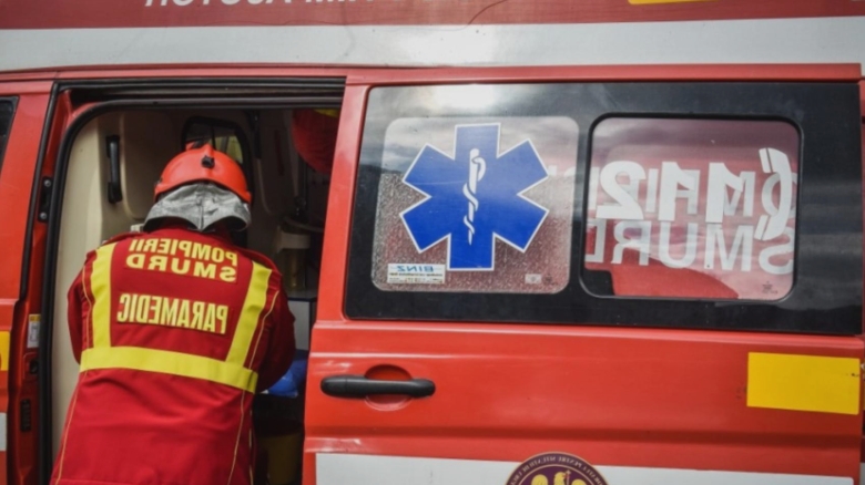 Accident grav pe A1: Trei muncitori răniți după ce au fost izbiți de un TIR; trafic oprit pe ruta Deva-Sibiu 1 trei persoane care efectuau lucrari pe a1 ranite grav dupa ce au fost lovite de un tir traficul rutier blocat pe sensul deva sibiu 68b6fe34d5356