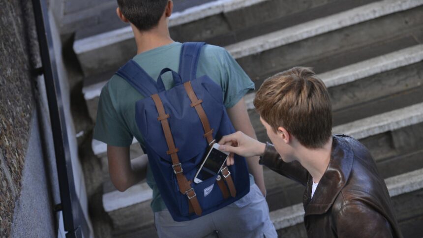 Trei indivizi, inclusiv o tânără de 17 ani, au fost arestați la Galați pentru atacul și furtul de la doi adolescenți 1 trei persoane retinute la galati dupa ce au batut si jefuit doi adolescenti printre agresori si o fata de 17 ani 68c934e6d5897