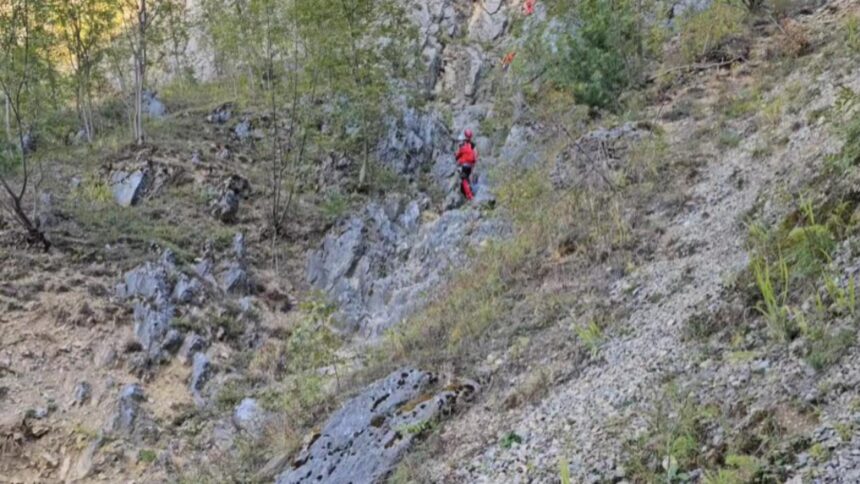 Turiști surprinși în Bucegi, salvați de jandarmi după o căutare de 9 ore în condiții extreme 1 turisti in pantofi si fara echipament salvati din bucegi jandarmii montani i au cautat 9 ore in conditii dificile video 68ce91d334d3c