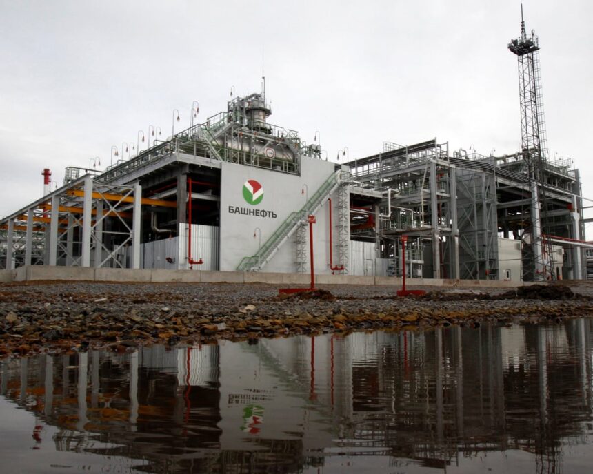 Drona ucraineană provoacă un incendiu la una dintre cele mai mari rafinării de petrol din Rusia 1 ukraine drone sparks fire at one of russias largest oil plants 68c5af88d0214