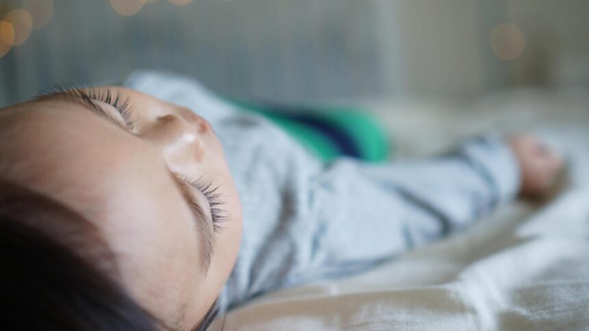 Un micuț de doi ani, lăsat închis în portbagaj de părinți care au dorit o cină romantică 1 un copil de doi ani incuiat in portbagaj de propriii parinti pentru ca acestia sa manance la restaurant au vrut o seara in doi 68c50d721ae82