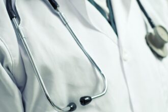 un medic a parasit pacientul sedat pe masa de operatie pentru a face sex cu o asistenta cum s a aparat doctorul 68c52448174c2