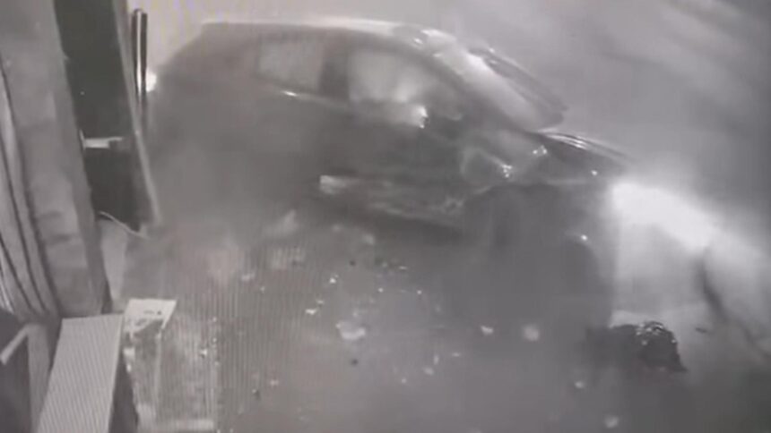 Un șofer aflat sub influența alcoolului a provocat un accident, izbindu-se de un refugiu de tramvai și apoi intrând cu mașina într-o agenție de pariuri 1 un sofer baut s a lovit de un refugiu de tramvai dupa care s a proptit cu masina intr o casa de pariuri video 68cfc6022b1de