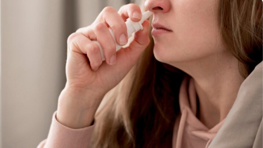 Un spray nazal obișnuit ar putea diminua riscul de infectare cu COVID. Descoperirile unui studiu recent 1 un spray nazal banal ar putea reduce riscul de covid ce dezvaluie un nou studiu 68c474788747f