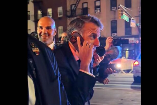 video macron l a sunat pe trump din mijlocul new york ului ca sa elibereze traficul ghici ce totul este blocat din cauza ta 68d2aaf104ff1