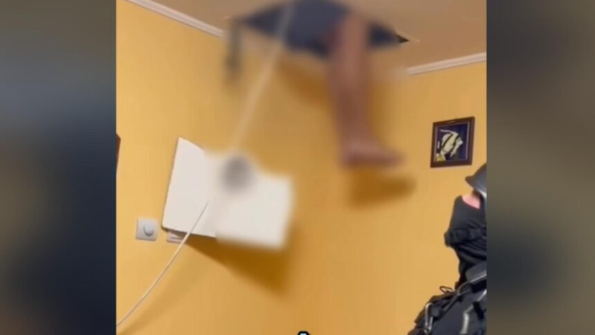 video momentul in care un infractor coboara din tavanul fals unde s a ascuns de frica mascatilor 68cd5b9f339ae