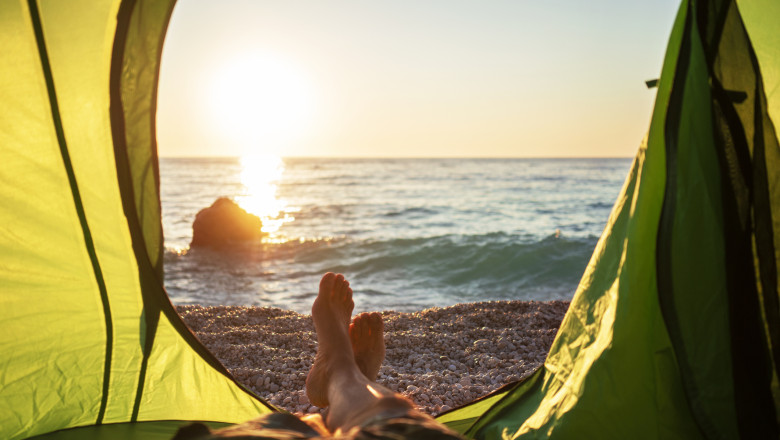 Vacanță pe litoral fără cheltuieli mari: Descoperă cum să te bucuri de un concediu în corturi, căsuțe sau autobuz-dormitor 1 video vacanta la malul marii cu bani putini cum arata concediul cu cazare la cort in casute sau in autobuzul dormitor 68c1169ee0117