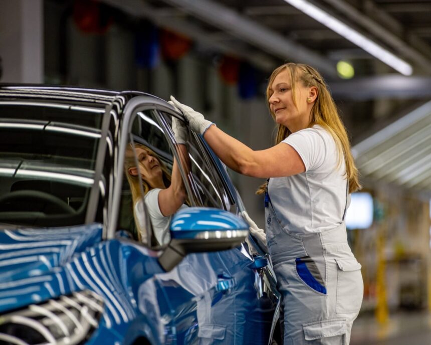 VW suspendă temporar activitatea la două uzine din cauza stagnării vânzărilor de vehicule electrice 1 vw to pause production at two plants as electric vehicle sales stall 68d68e1b98144