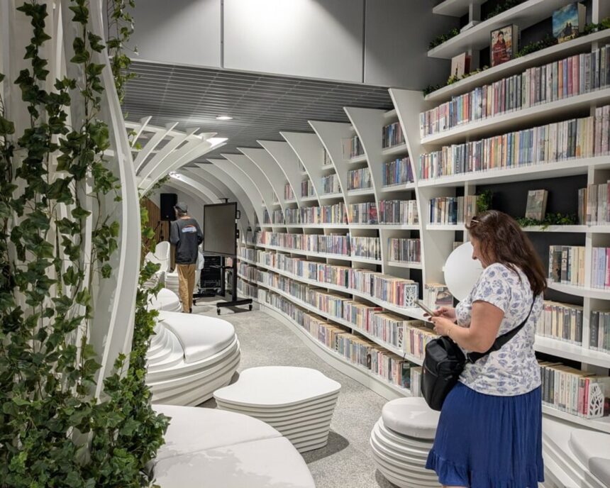 Varșovia deschide o bibliotecă „express” în stația de metrou pentru a-i încuraja pe călători să renunțe la telefoane 1 warsaw opens metro station express library to get commuters off their phones 68bd63168ea82