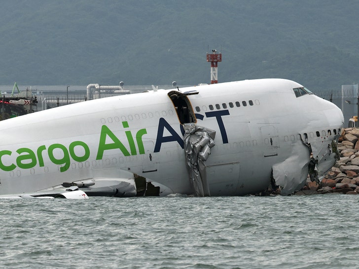 Două vieți pierdute după ce un avion de marfă a derapat de pe pistă la aeroportul din Hong Kong 1 2 dead after cargo plane veers off runway at hong kong airport 68f58a561da6b