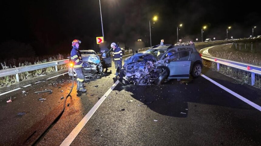 Coliziune pe A1, în apropierea Curții de Argeș: Trei victime, duse la spital pentru îngrijiri medicale 1 accident pe a1 langa curtea de arges trei persoane au fost transportate la spital 68e4b071aefde