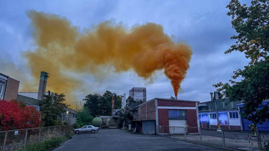 Alarmă de urgență în Germania: un nor portocaliu de gaz a umbrit două orașe, iar autoritățile îndeamnă cetățenii să se refugieze în locuințe 1 alerta chimica in germania un nor portocaliu de gaz a acoperit doua orase autoritatile le cer locuitorilor sa se adaposteasca in case 68e5f78590128