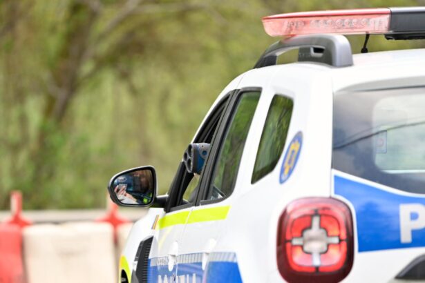 barbat cu afectiuni psihice salvat dupa ce s a baricadat in propria locuinta cu doua cutite si o butelie de gaz au intervenit trupele sas 68de62d4dbff9