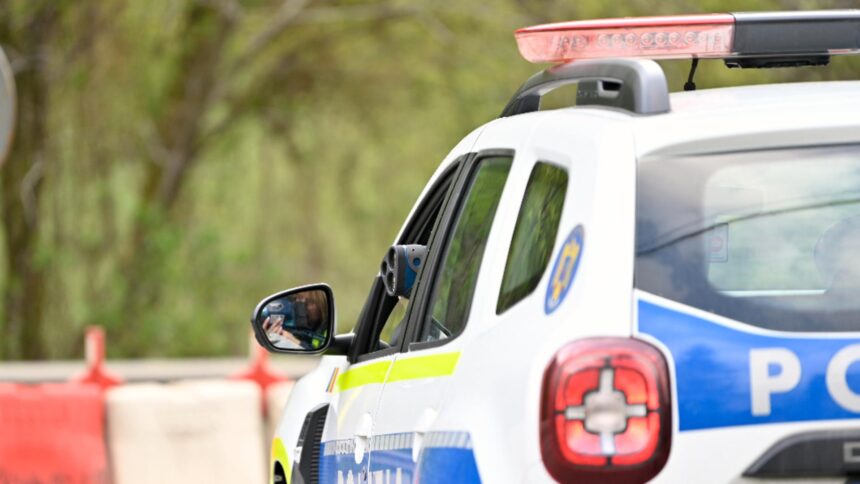 Bărbat cu probleme psihice, eliberat după ce s-a închis în apartament cu două cuțite și o butelie de gaz: intervenția echipelor SAS a făcut diferența 1 barbat cu afectiuni psihice salvat dupa ce s a baricadat in propria locuinta cu doua cutite si o butelie de gaz au intervenit trupele sas 68de62d4dbff9