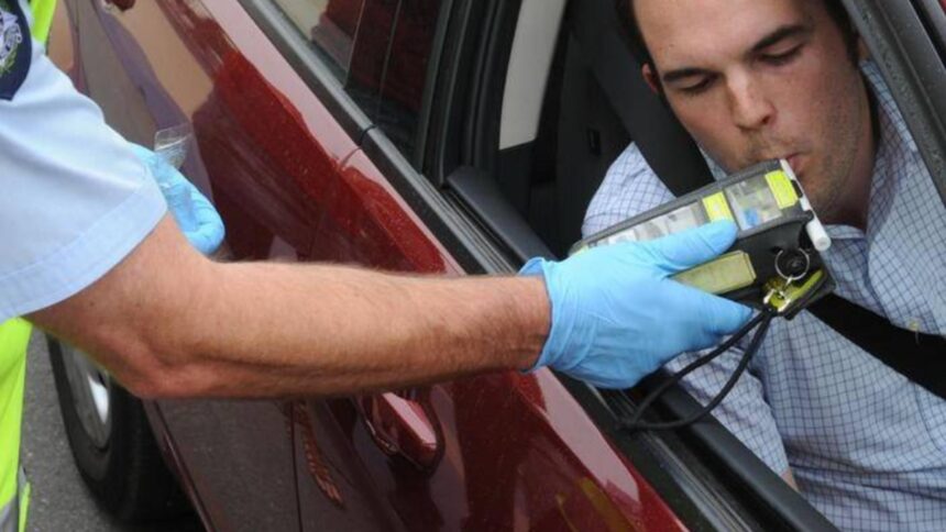 Șofer fără permis, surprins cu o alcoolemie record de 2,18 g/l! Poliția l-a reținut 1 barbat prins la volan cu o alcoolemie de record de 218 g l in sange el nu avea nici permis de conducere politia l a retinut 68dcf4fe26edd