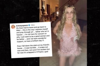 britney spears says she fell down stairs knee snaps out occasionally 68e30d348c53d