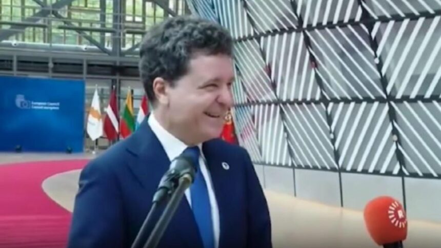 Florența și-a împărtășit broșura, un companion perfect pentru lectura în avion, oferită de Nicușor Dan tuturor celor prezenți la Copenhaga 1 brosura lui florenta maculatura buna pentru citit in avion nicusor dan le a dat tuturor o copie la copenhaga 68de96104e245