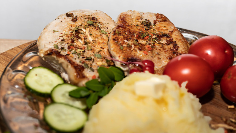 Carnea nu ar trebui să fie protagonistul dietei noastre, atrag atenția experții. Regimul alimentar care ar putea salva milioane de vieți 1 carnea nu trebuie sa se afle in centrul alimentatiei umane avertizeaza specialistii dieta care ar putea preveni milioane de decese 68e2135d22f0d