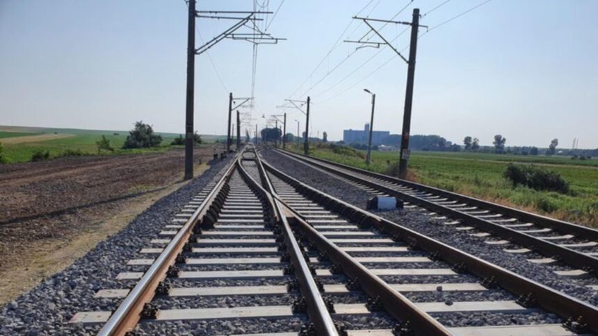 Trenurile nu mai circulă temporar între Roșiori și Atârnați din cauza unei șine rupte 1 circulatia trenurilor suspendata temporar intre rosiori si atarnati dupa ce o sina s a rupt 68e4aa59d7a89