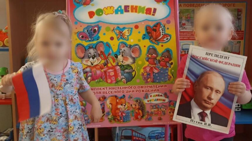 Elevii din instituțiile de învățământ rusești sunt constrânși să-i adreseze urări de bine lui Putin de ziua lui: „Putin este capabil de orice.” 1 copiii din gradinitele si scolile din rusia obligati sa l felicite pe putin de ziua lui putin poate orice 68e53292be64e