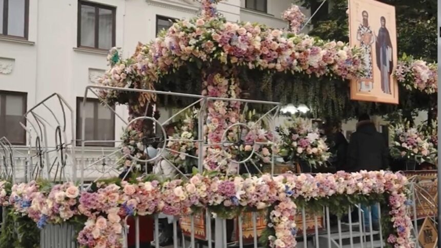 Mii de pelerini la Iași pentru a se închina la racla Sfintei Parascheva, cu momente de credință și sprijin medical 1 credinta si speranta la iasi zeci de mii de pelerini la racla sfintei parascheva unii au avut nevoie de ajutor medical 68ea22cab4634