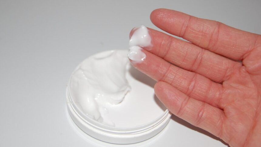 Cremă naturală de întinerire, preparată acasă - soluția ideală pentru diminuarea ridurilor, a petelor pigmentare și a porilor dilatați 1 crema anti aging facuta in casa din produse naturale reduce ridurile petele pigmentare si inchide porii dilatati 68dfa84892ee4