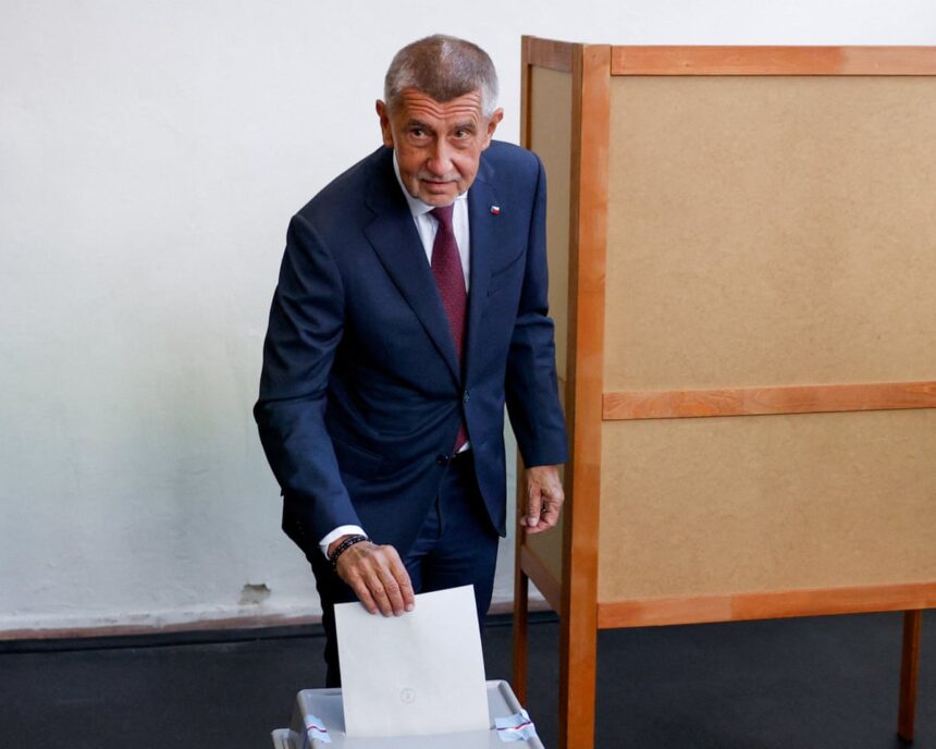 Cehii își exprimă votul într-o alegere care ar putea readuce populismul la conducere 1 czechs begin voting in election that could return populist to power 68dfd0a2374b8
