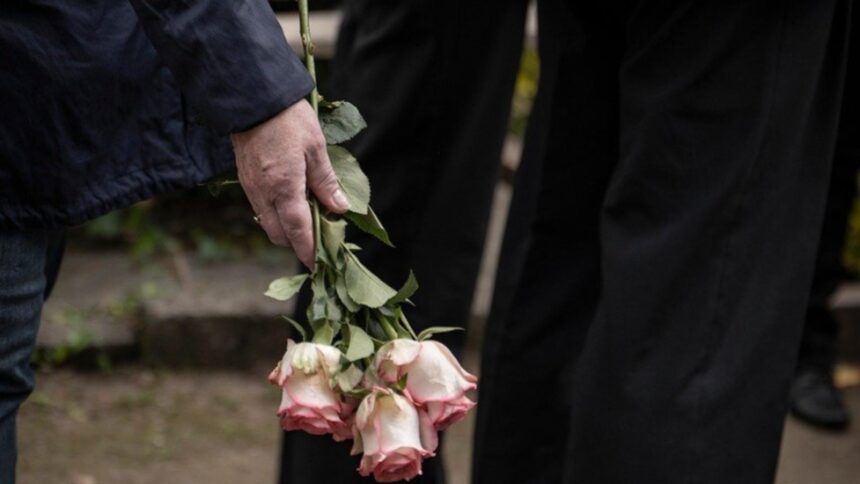 Tragedie în televiziune: o tânără prezentatoare de 29 de ani și-a pierdut viața în urma unei încercări disperate de a scăpa de infractori 1 doliu in lumea televiziunii o prezentatoare de 29 de ani a murit dupa ce a sarit de la etaj incercand sa scape de hoti 68e40c5fd0942