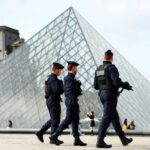 Cinci suspecți noi au fost arestați în cazul furtului de la Louvre 3 five new suspects arrested over louvre robbery french radio reports 69031cf574e63